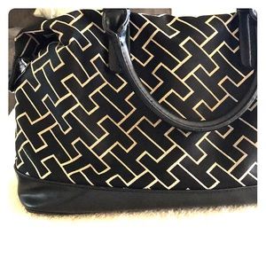 A Tommy Hilfiger purse.